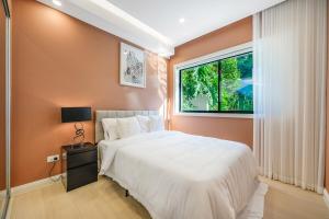KoolewongにあるPrime Ocean Villa Floor-Ceiling & Sunrise Terraceの大きなベッドと窓のある寝室
