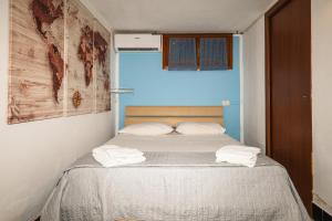 a small bedroom with a bed with towels on it at Affittacamere - L'ancora in Stintino
