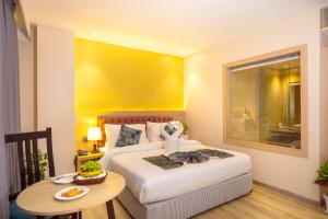 Postel nebo postele na pokoji v ubytování Velvet Luxe Hotel