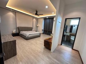 ビントゥルにあるGolden Villa Homestayのベッドとバスルームがあるホテルの部屋