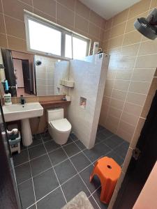 ビントゥルにあるGolden Villa Homestayのトイレと洗面台付きのバスルーム