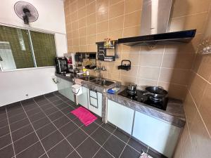 ビントゥルにあるGolden Villa Homestayのシンクとコンロのある小さなキッチン +6枚の写真