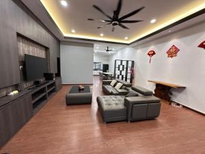 ビントゥルにあるGolden Villa Homestayのソファとテレビのあるリビングルーム