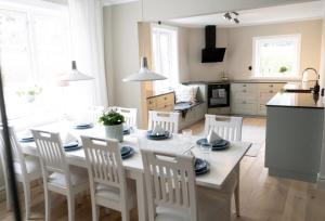 eine Küche und ein Esszimmer mit Tisch und Stühlen in der Unterkunft Lillberget Rymligt och modernt boende med utsikt över Tabergsberget in Jönköping