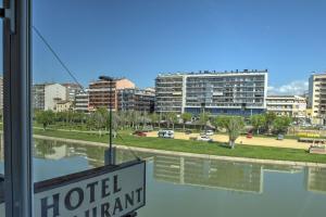 una ventana de hotel con vistas a la ciudad en Hotel Balaguer en Balaguer