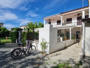 una bicicleta estacionada frente a una casa en Casa del Mare - Riviera dei Tramonti - 150 mt dalla spiaggia, en Fronte Aguglieri