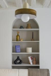 Huchette - Appartement chaleureux Paris في باريس: رف للحجز مع مختلف العناصر عليه