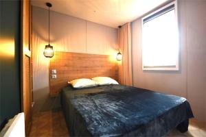 Ένα ή περισσότερα κρεβάτια σε δωμάτιο στο Mobil home O'HARA 2 chambres