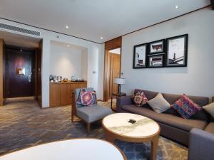 Posezení v ubytování Hilton Garden Inn Shangri-La