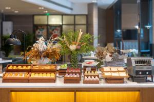 成都市にあるHoliday Inn Express Chengdu West Gate by IHGの多種多様食器カウンター