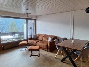 A seating area at Charming apartment with great view
