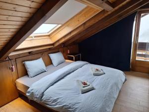 A bed or beds in a room at Charming apartment with great view