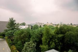 当格浪Comfort 2BR at 3rd Floor Baileys Apartment By Travelio的建筑前的一群树木