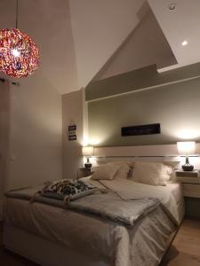 a bedroom with a large bed with two lights on it at MAGNIFIQUE VILLA LUXE COSY POPPIES HOLIDAY - Noël à la Mer, Flipper, Baby-foot, SPA, Jardin Illuminé, Plage Riva Bella à 300m, Magie de Noël, Tout Confort, Idéale Familles, Groupes & EVG EVJF, Proche Cabourg, Week-end & Courts Séjours ! in Ouistreham
