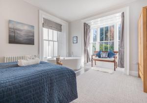 a bedroom with a bed and a bath tub and a bath tub at Luxury Apartment in Bowness in Bowness-on-Windermere