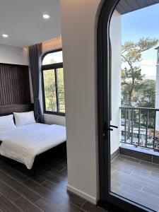 Postel nebo postele na pokoji v ubytování Vĩnh Tuấn Hotel