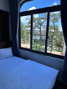Postel nebo postele na pokoji v ubytování Vĩnh Tuấn Hotel
