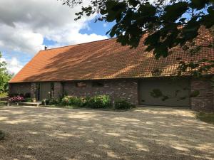 MelletにあるDe Mankemerrie Landhuisvillaのオレンジ色の屋根とガレージのあるレンガ造りの建物 +25枚の写真
