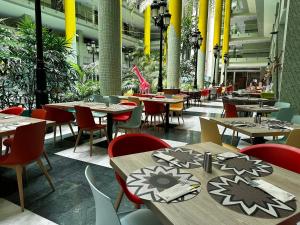 Reštaurácia alebo iné gastronomické zariadenie v ubytovaní Holiday World RIWO Hotel.