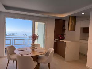 eine Küche und ein Esszimmer mit Tisch und Stühlen in der Unterkunft Vista Mar in San Pedro del Pinatar