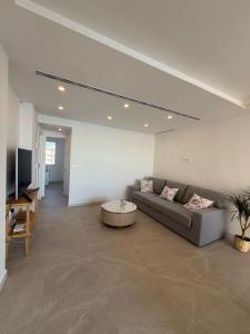 ein Wohnzimmer mit Sofa und Tisch in der Unterkunft Vista Mar in San Pedro del Pinatar