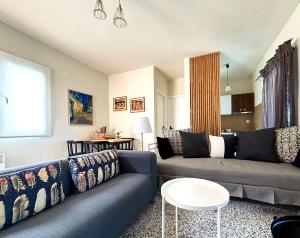 a living room with a couch and a table at Downtown apartment in Kamena Vourla