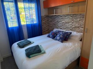 Posteľ alebo postele v izbe v ubytovaní Ático 90m de terraza, jacuzzi privado y cargador de coche eléctrico en Cabria, Almuñecar