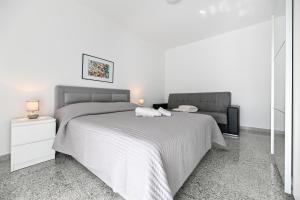 En eller flere senge i et værelse på Apartments Martom 1