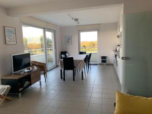 a kitchen and dining room with a table and chairs at Vue Mer, Golfe et Dunes- Résidence Dunes du Golfe in Wimereux