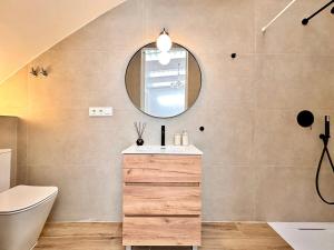 een badkamer met een wastafel en een spiegel bij Mediterranean Apartament in Valencia