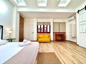 een slaapkamer met een gele bank en een open haard bij Mediterranean Apartament in Valencia