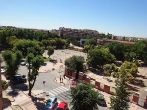 an aerial view of a parking lot in a city at Apartamento de 3 habitaciones in Getafe
