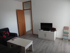 a living room with a couch and a television at Apartamento de 3 habitaciones in Getafe