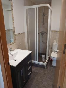 a bathroom with a sink and a shower and a toilet at Apartamento de 3 habitaciones in Getafe +17 photos