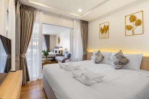 Un dormitorio con una gran cama blanca con almohadas. en The Terraza 2 beds Apartment B301 -Lamai, en Nathon Bay 27 fotos más