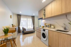 una cocina con fregadero y lavadora en The Terraza 2 beds Apartment B301 -Lamai, en Nathon Bay