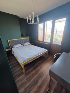 ソフィアにあるWonderland Rooms for Rentのベッドとシャンデリアのある寝室