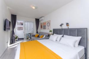 Posteľ alebo postele v izbe v ubytovaní Side by Side Apartments