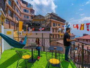 Balkón nebo terasa v ubytování The Hosteller Shimla