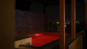 Postel nebo postele na pokoji v ubytování Aquila Grand Suites - Noida Sector 136