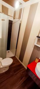 ein Badezimmer mit Toilette und Waschbecken in der Unterkunft CASAS RURALES Vado del Rio Tus in Cortijo Prados