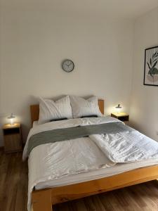 Ένα ή περισσότερα κρεβάτια σε δωμάτιο στο Simon Apartman - Pécs