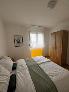 Ένα ή περισσότερα κρεβάτια σε δωμάτιο στο Simon Apartman - Pécs