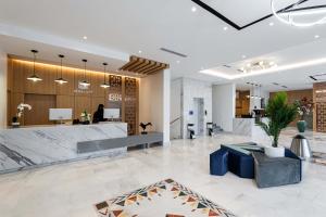 an office lobby with a reception desk and a counter at Al Qasr Hotel Al Rabwah in Abha