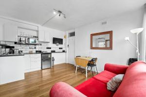 Η κουζίνα ή μικρή κουζίνα στο ShelleyStayz on Park St