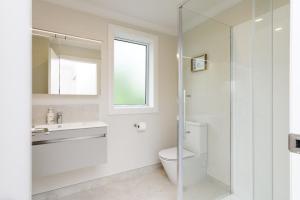 Imagem da galeria de Modern, central & perfect for large groups! em Palmerston North