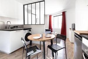 a kitchen and dining room with a table and chairs at Le Concon Rose - Hyperb centre - Clim - WIFI & Netflix in Toulouse +4 photos