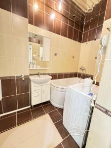 Koupelna v ubytování Двухкомная квартира возле Байтерека