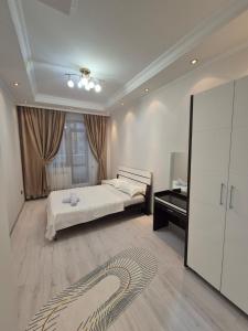 Postel nebo postele na pokoji v ubytování Двухкомная квартира возле Байтерека + 4 fotografie