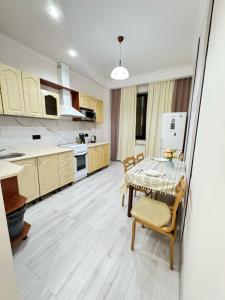 Kuchyň nebo kuchyňský kout v ubytování Двухкомная квартира возле Байтерека